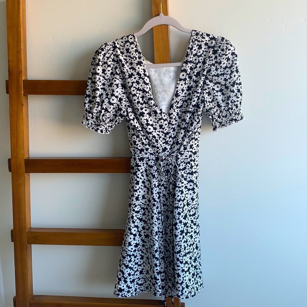 Black + white flowers puff sleeve dress